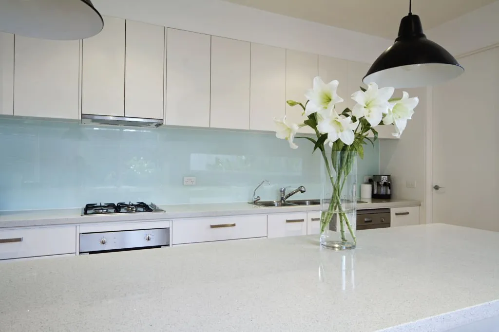 Kitchen full glass splashback